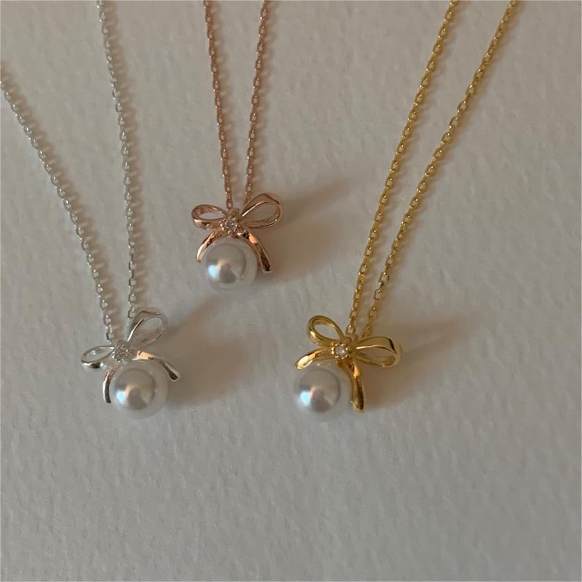 Collana con Perla a Fiocco Minimalista in Argento Sterling 925 con Design Geometrico e Placcatura Oro su Catena a Croce