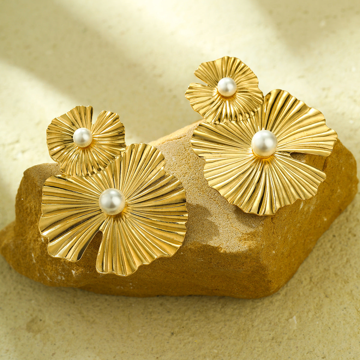Pendientes de tuerca de acero inoxidable con forma floral vintage con acabado chapado para mujer
