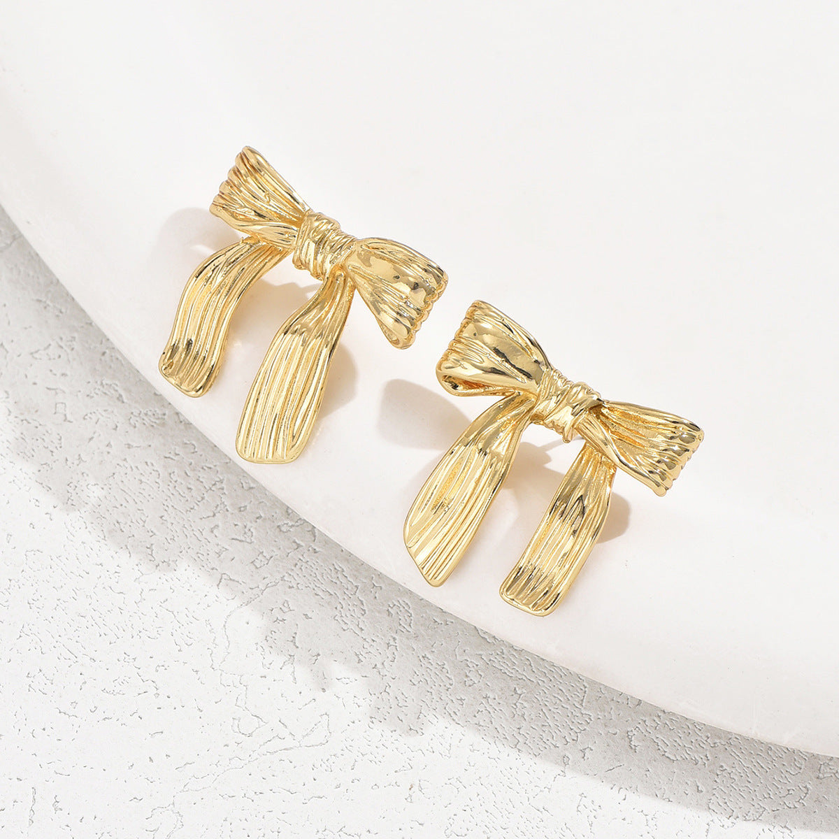 Minimalist Bow-Shaped Zinc Alloy Earrings with Plated Finish for Women Elegant Everyday Wear