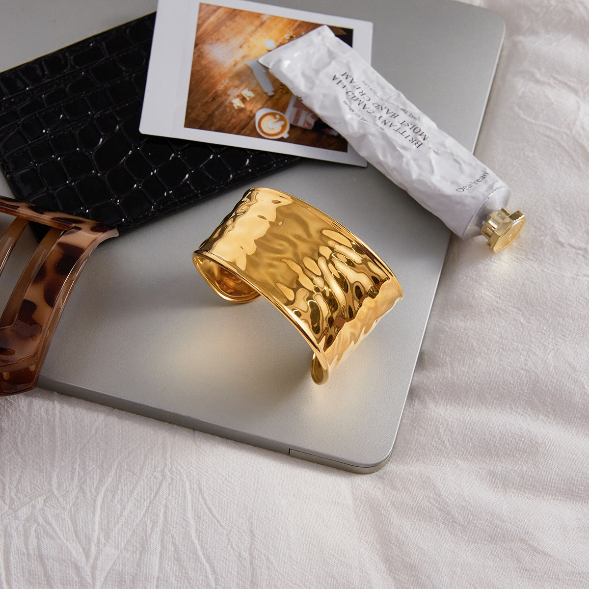 Bracciale da donna in resina geometrica rotonda alla moda con base in acciaio al titanio e placcatura in oro