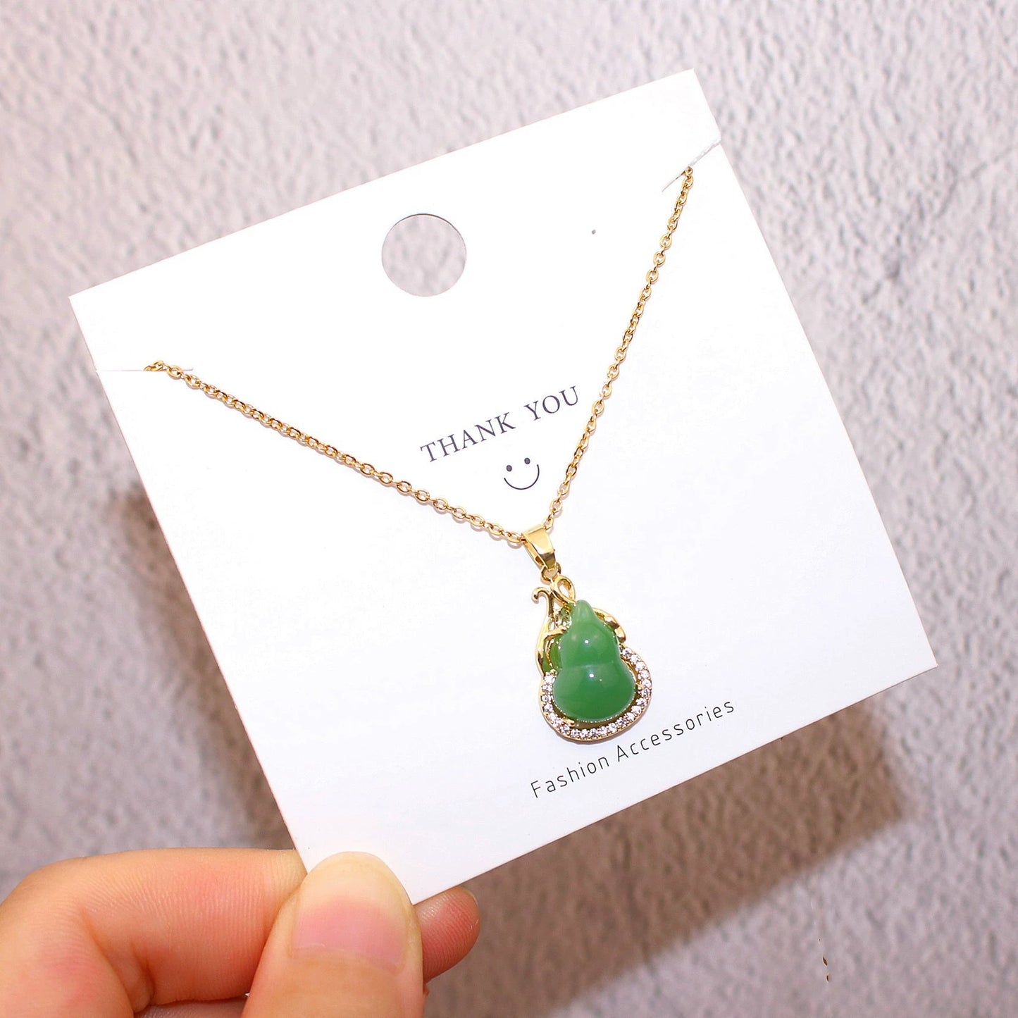 Collana con Ciondolo a Zucca in Acciaio al Titanio Placcato Oro Design Originale con Catena a O con Cristallo Verde