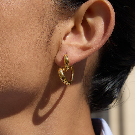 Pendientes minimalistas de corazón de acero inoxidable chapado en oro de 18 quilates para mujer