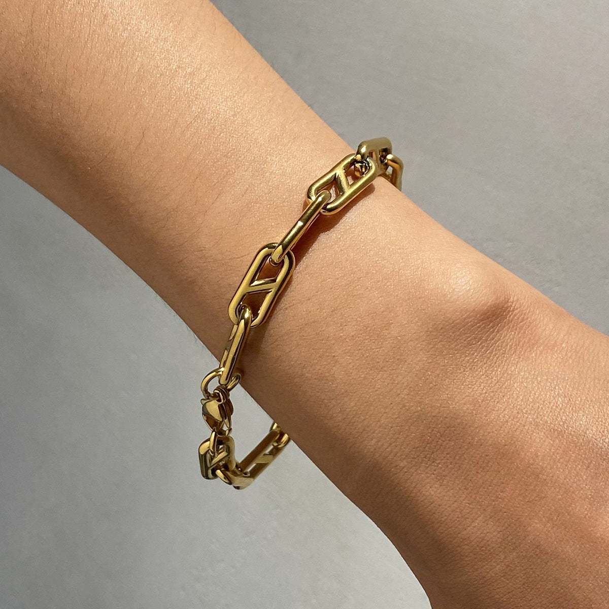 Pulsera de Acero Inoxidable Minimalista Geométrica Bañada en Oro para Mujer con Acento Numérico