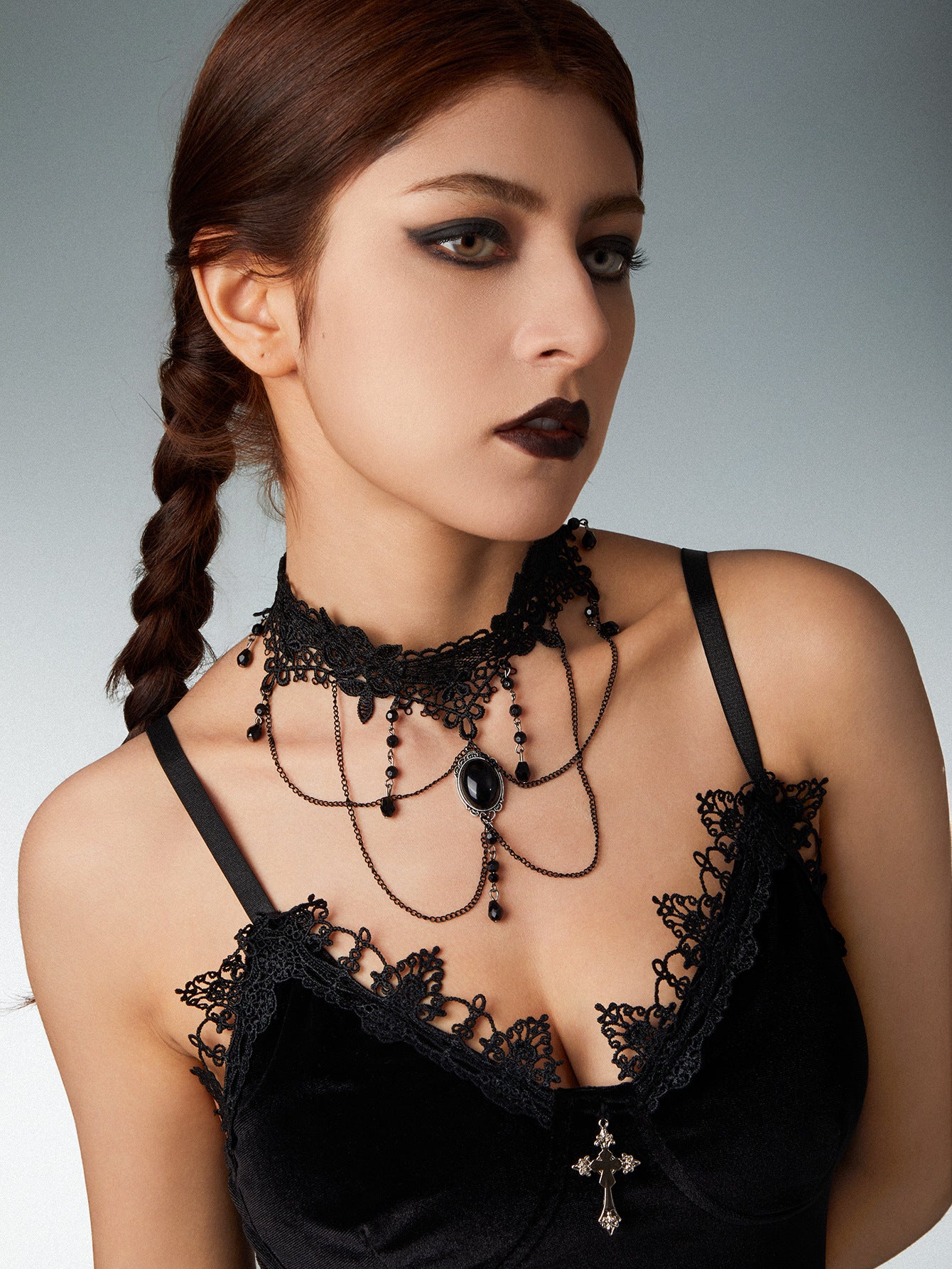 Gargantilla gótica de encaje estilo oscuro con colgante de lágrima de cristal negro y borlas para mujer