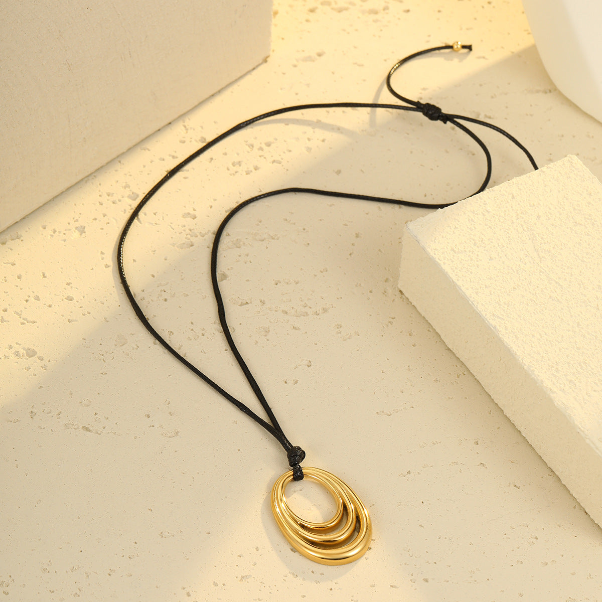 Collana con Pendente Ovale Cavo Geometrico Minimalista Vintage in Acciaio al Titanio Placcato per Donna