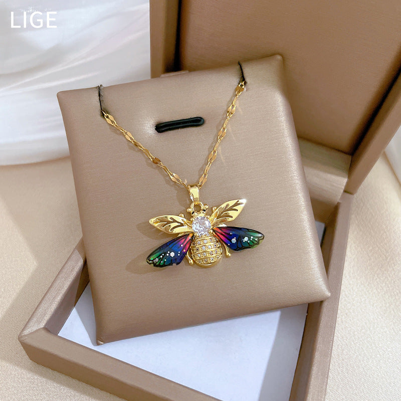 Collar con colgante de abeja de acero de titanio de lujo con incrustaciones de circonitas, diseño geométrico, cadena hasta la clavícula, unisex
