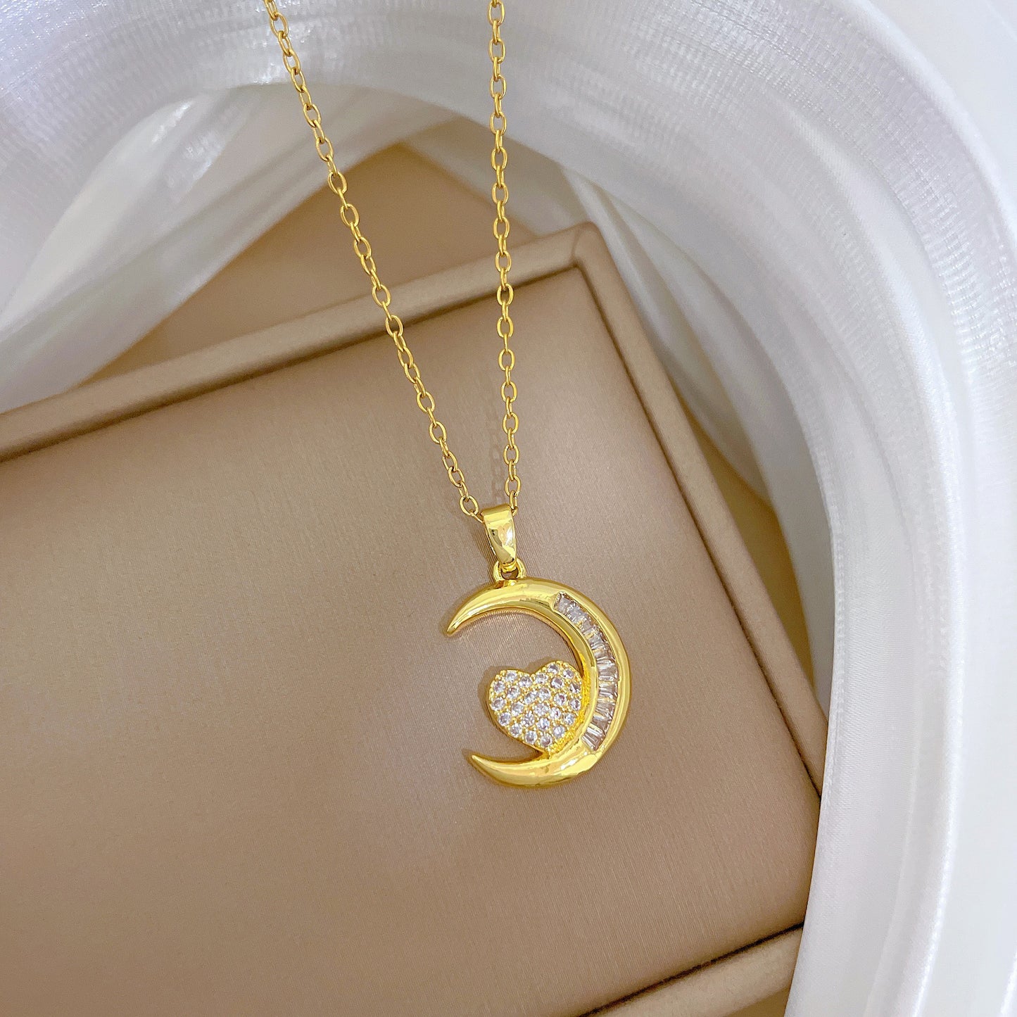 Collar con colgante de luna y corazón estilo dibujo animado para mujer, cadena de medallón de acero inoxidable con incrustaciones completas de pedrería