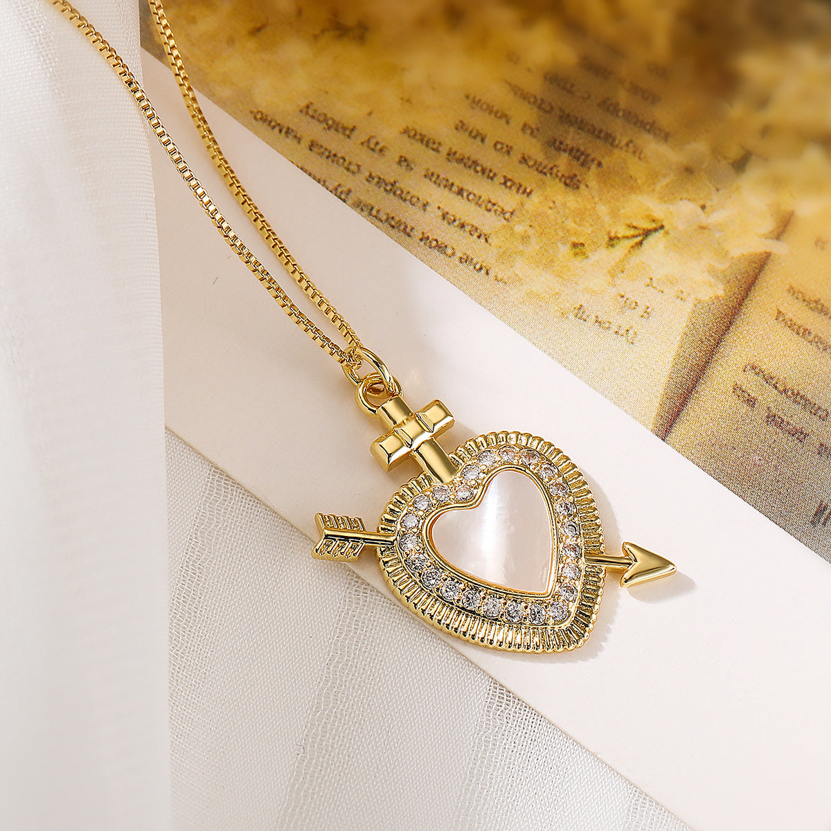 Collana con ciondolo a cuore minimalista in rame placcato oro 18 carati con intarsi in abalone bianco e zirconi da donna