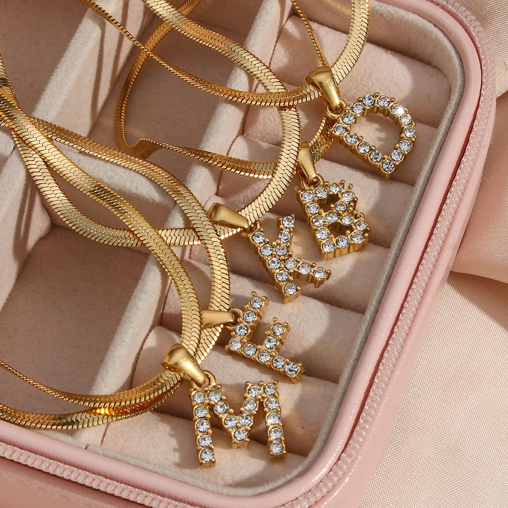 Collana Minimalista con Ciondolo a Lettera in Acciaio Inossidabile con Placcatura in Oro 18K e Zircone su Catena a Serpente Piatta per Donna