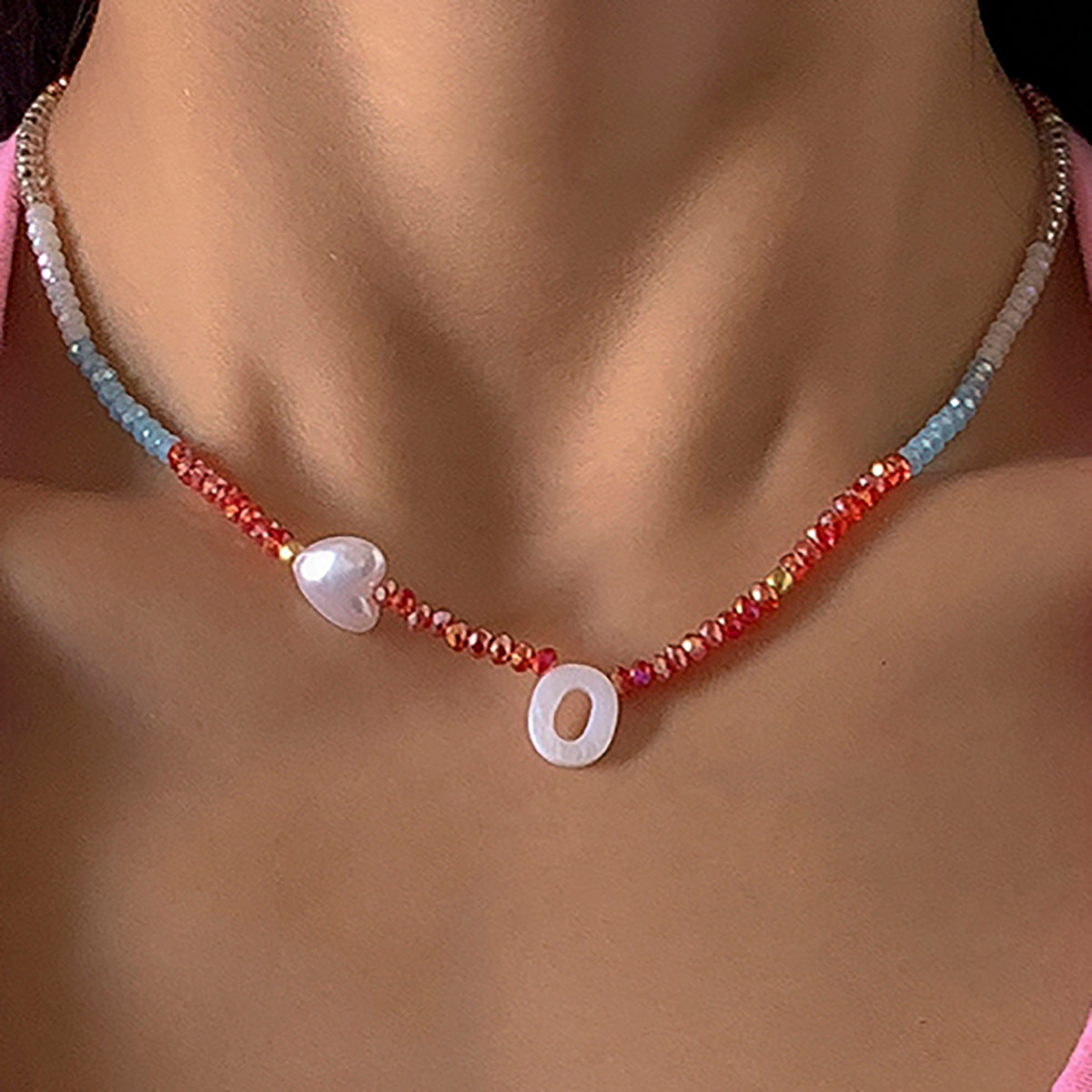 Collana con lettera O in stile bohémien con ciondolo a conchiglia e motivo a cuore geometrico in resina plastica