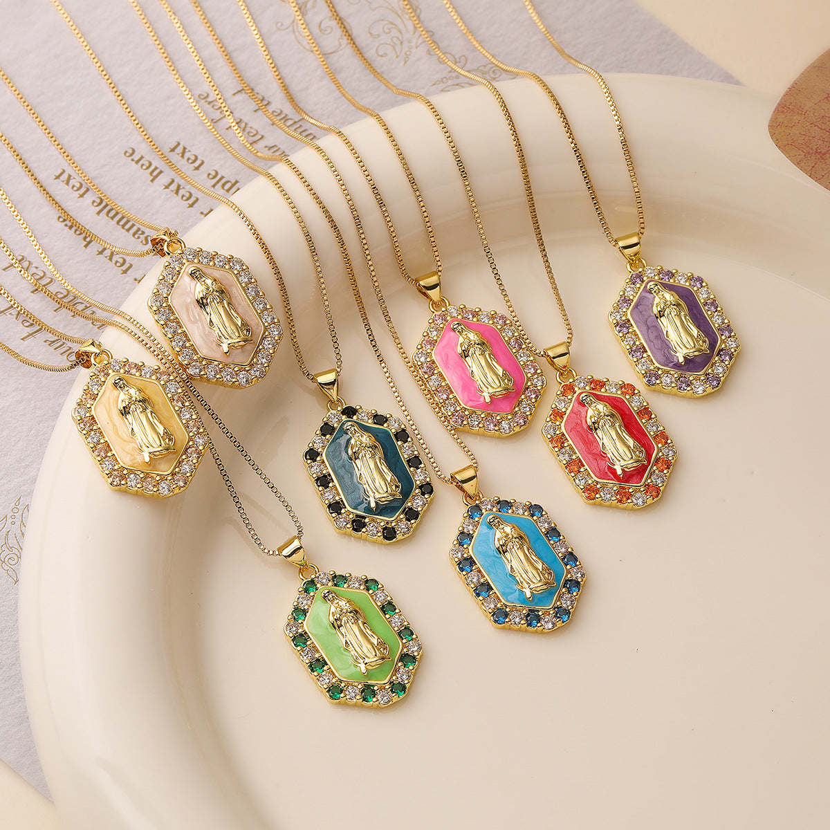 Collana Pendente Minimalista con Vergine Maria Geometrica da Donna in Rame con Design a Forma Irregolare