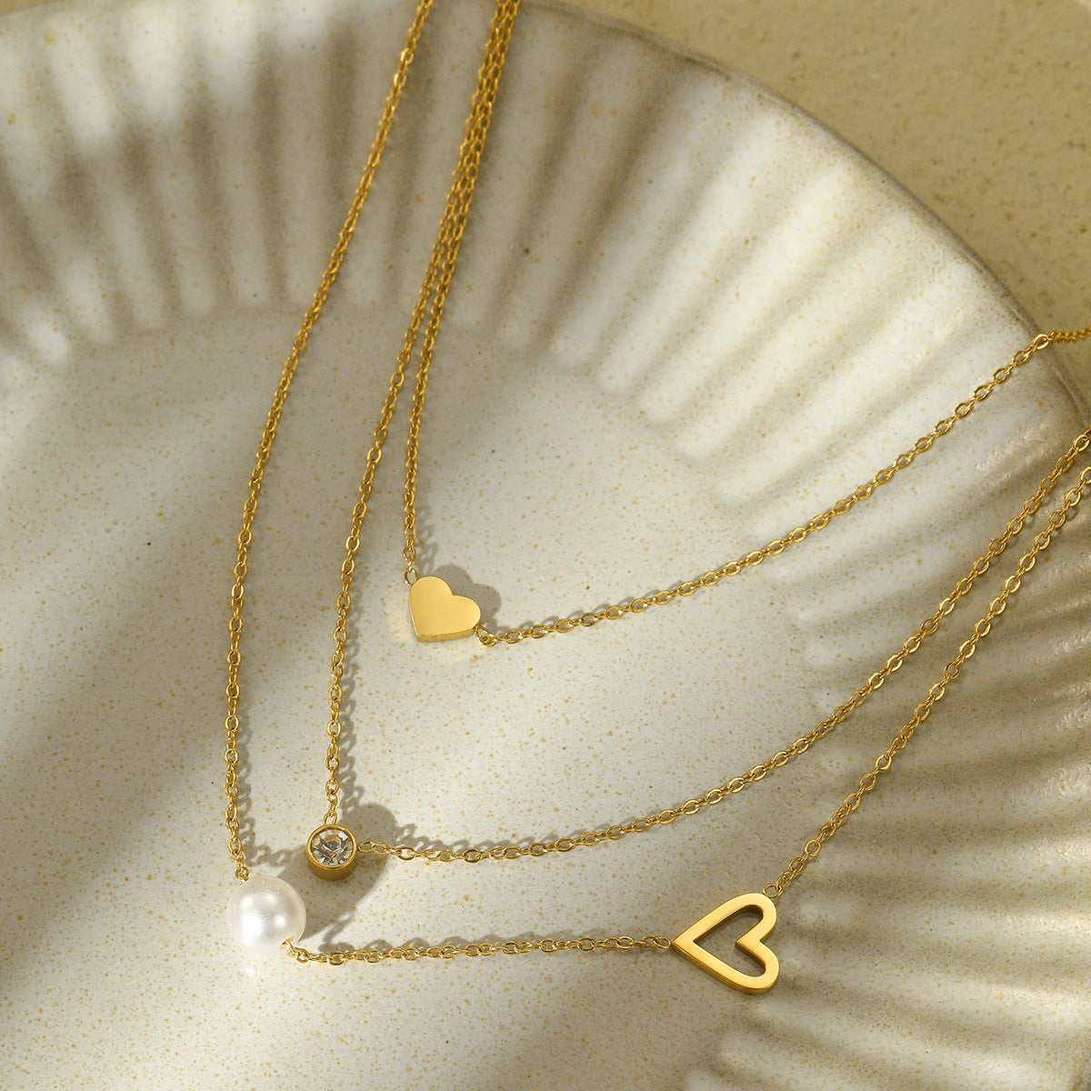 Collar de cadena triple para mujer de acero inoxidable chapado en oro de 18 quilates con corazón, perla y circonita, estilo minimalista y a la moda