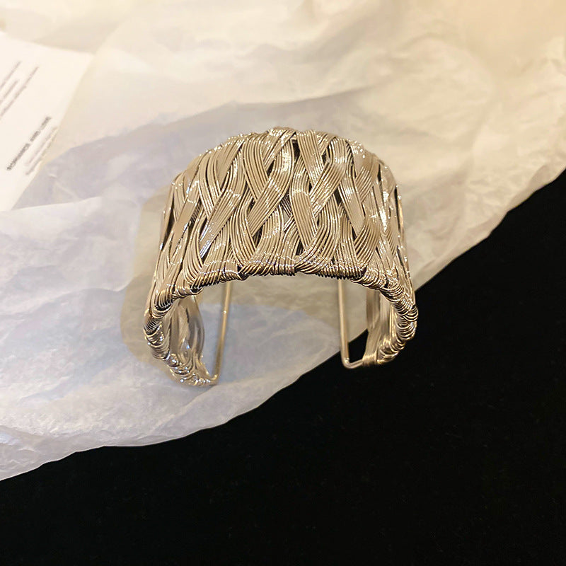 Bracciale rigido intrecciato minimalista color freddo in lega con finitura placcata da donna, accessorio di moda elegante con design a linee geometriche