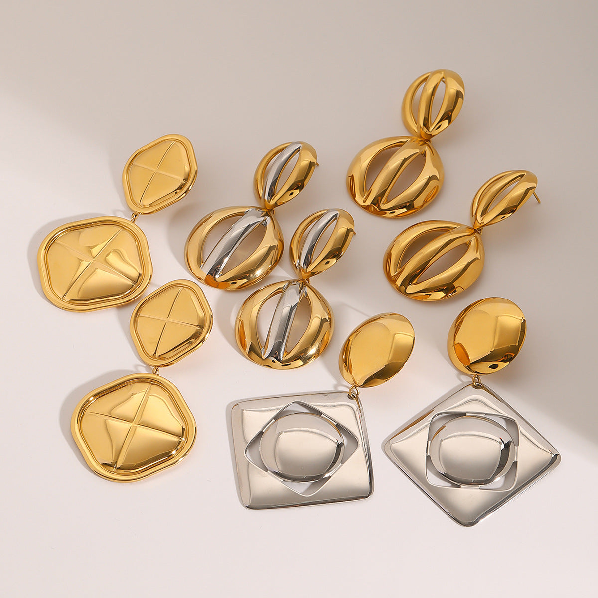 Orecchini a perno geometrici alla moda in acciaio inossidabile placcati oro 18 carati con motivo a blocchi di colore per donna