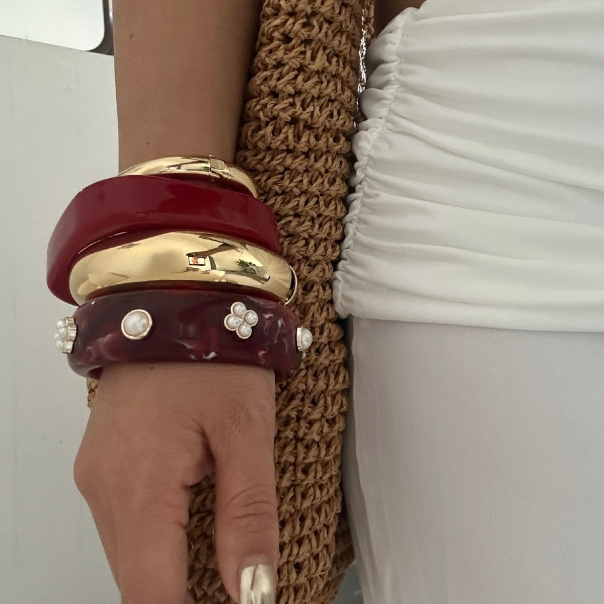 Bracciale rigido in resina testurizzata effetto marmo bohémien vintage con placcatura in oro e intarsi floreali in perle