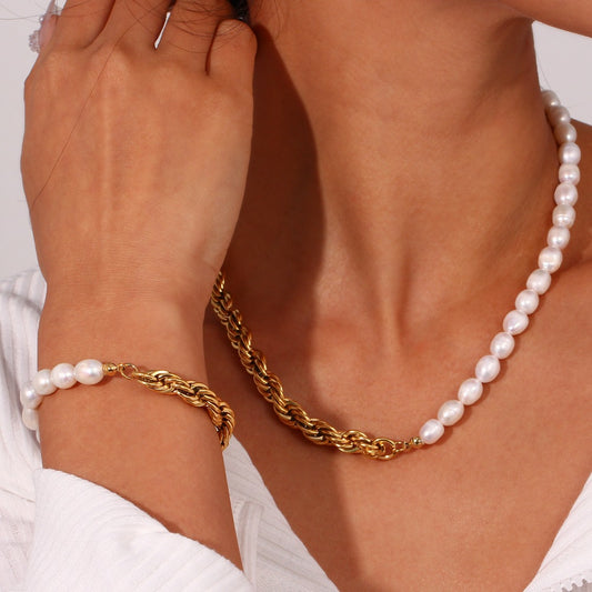 Collana da donna minimalista geometrica in acciaio al titanio placcato con perle e catena regolabile