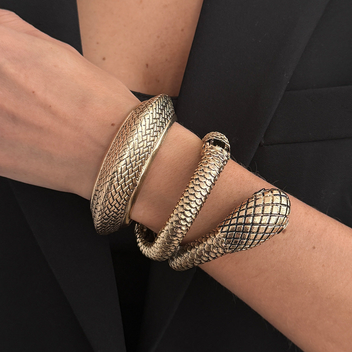 Vintage Geometric Round Zinc Alloy Plated Open Cuff Bracelet with Distressed Texture