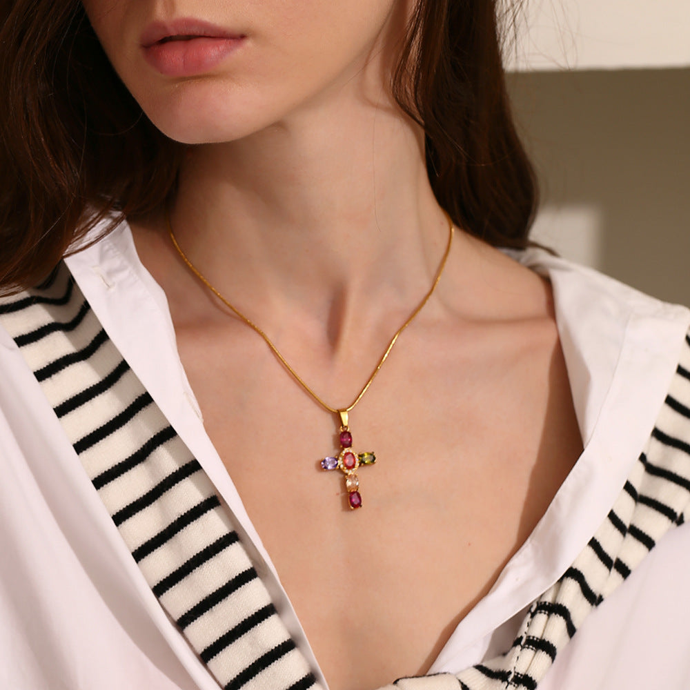 Collana bohémien vintage con ciondolo a croce in acciaio inossidabile placcato oro 18 carati e intarsi di strass colorati su catena sottile a serpente per donna