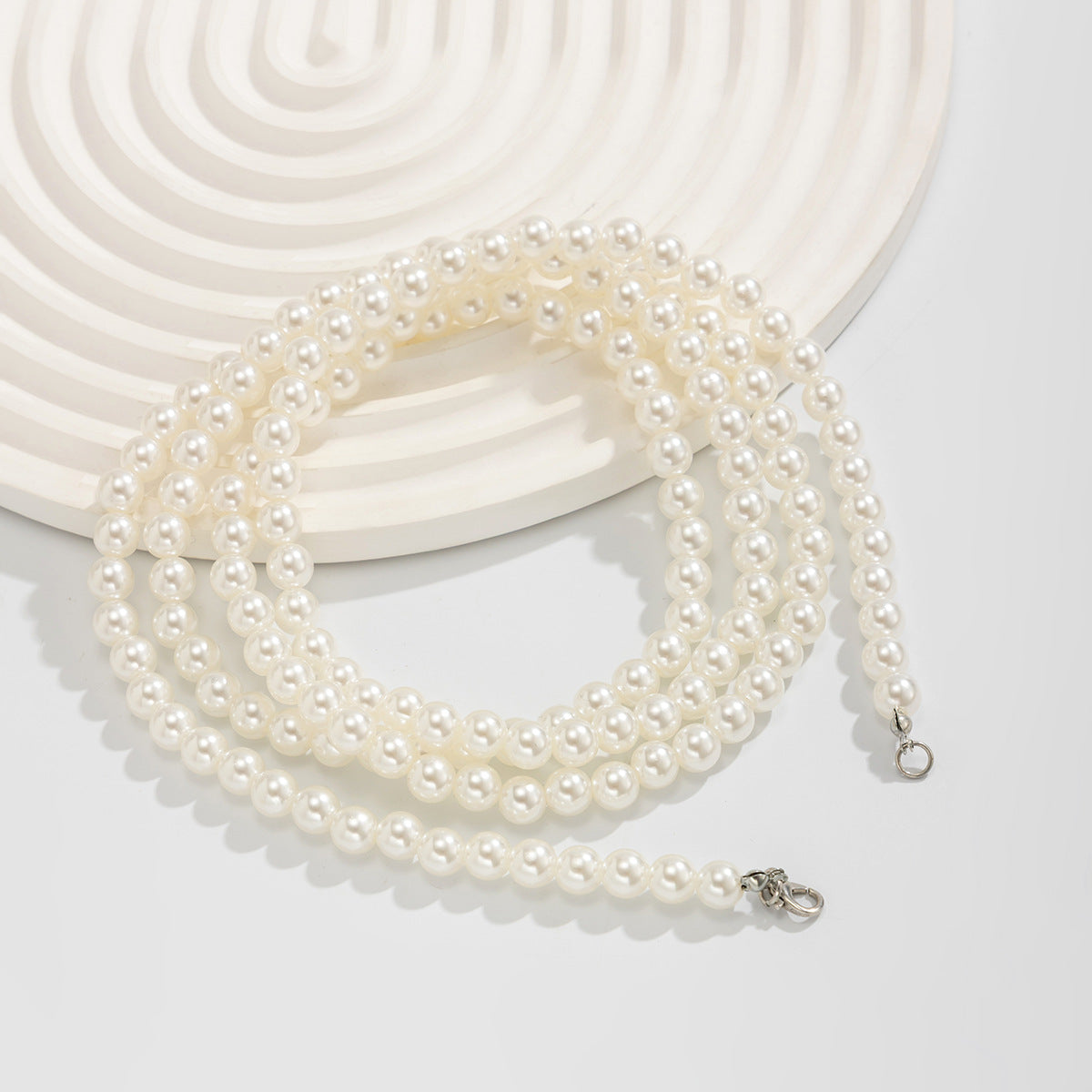 Cavigliera minimalista geometrica in plastica da donna con perline in resina ed elegante design a perla