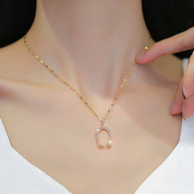 Collana Minimalista Geometrica da Donna in Acciaio al Titanio con Accenti Micro-Pavé Dorati e Delicata Catena a Clavicola