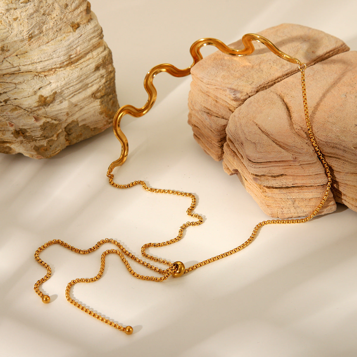 Collana da Donna Minimalista con Catena a Onda Geometrica in Acciaio Inox Placcato Oro 18K