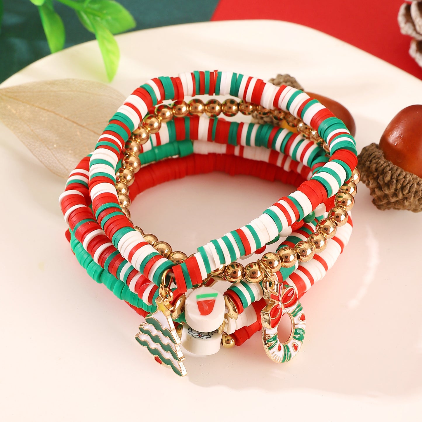 Set di braccialetti natalizi in argilla polimerica fatti a mano con perline alfabetiche, ciondoli a forma di fiocco di neve, renna e Babbo Natale, elastici, regalo per le festività natalizie
