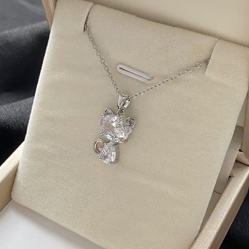 Elegante Collana con Ciondolo a Farfalla Floreale in Acciaio al Titanio, Rame Placcato e Zirconia Micro-Incastonata su Catena ad O per Uomo e Donna
