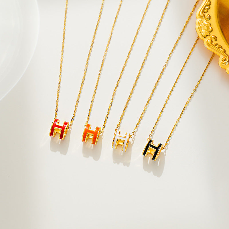 Collana con ciondolo minimalista a forma di H in acciaio al titanio per donna con finitura placcata e catena a O