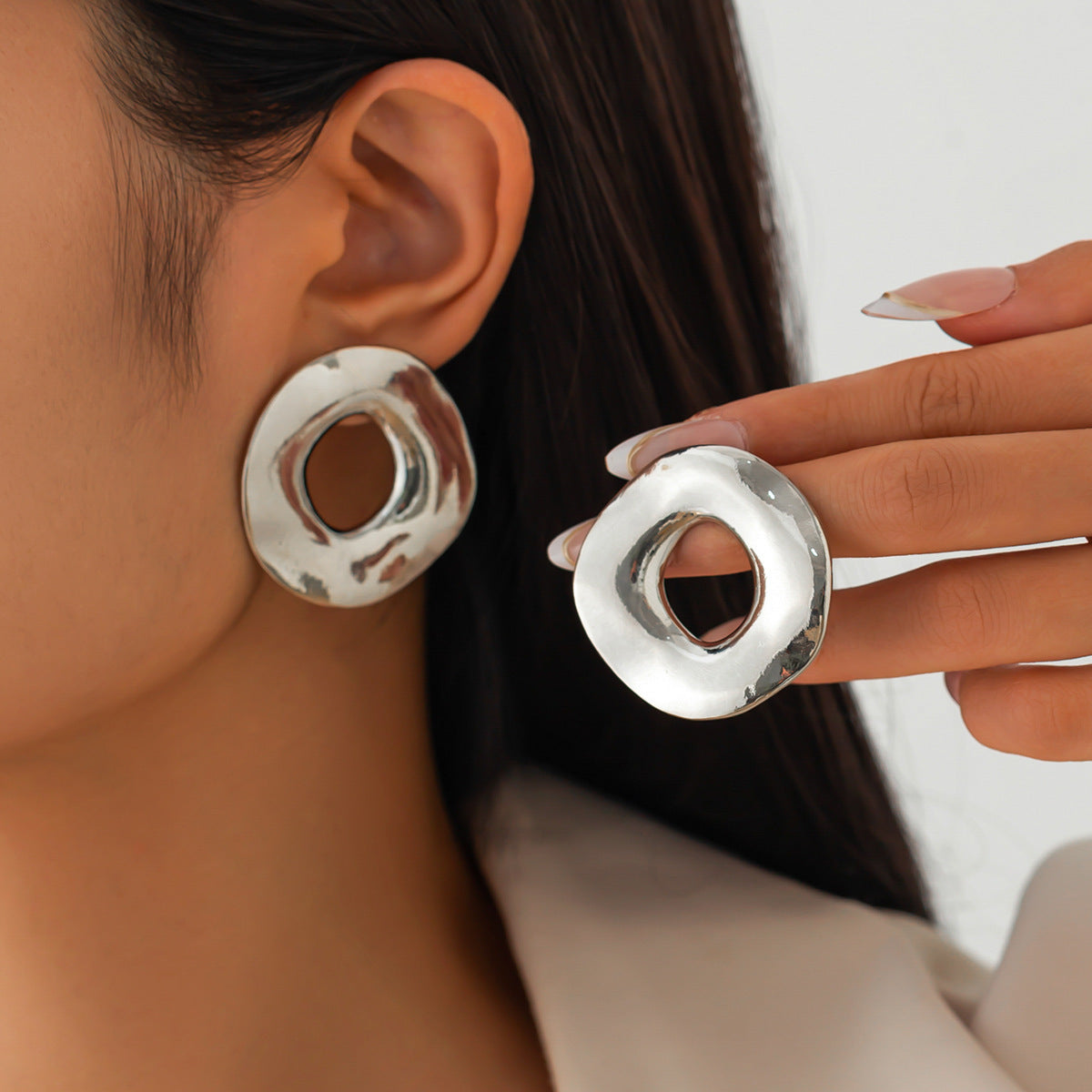 Orecchini a Cerchio Minimalisti Geometrici Lucidi in Metallo con Finitura Galvanica da Donna