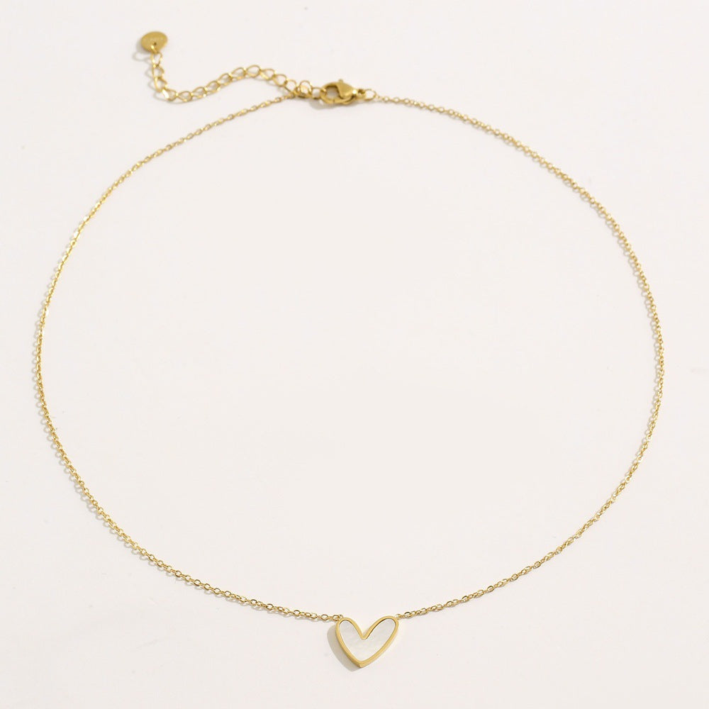 Collar con colgante minimalista de acero inoxidable en forma de corazón para mujer con acabado chapado, cadena hasta la clavícula