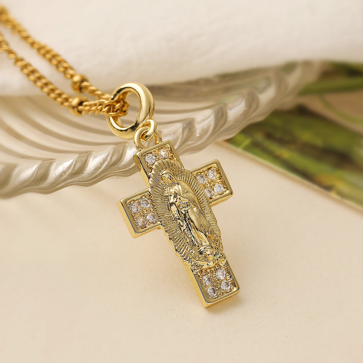 Collana pendente geometrica minimalista da donna in rame con placcatura in oro 18 carati e intarsio di zirconi