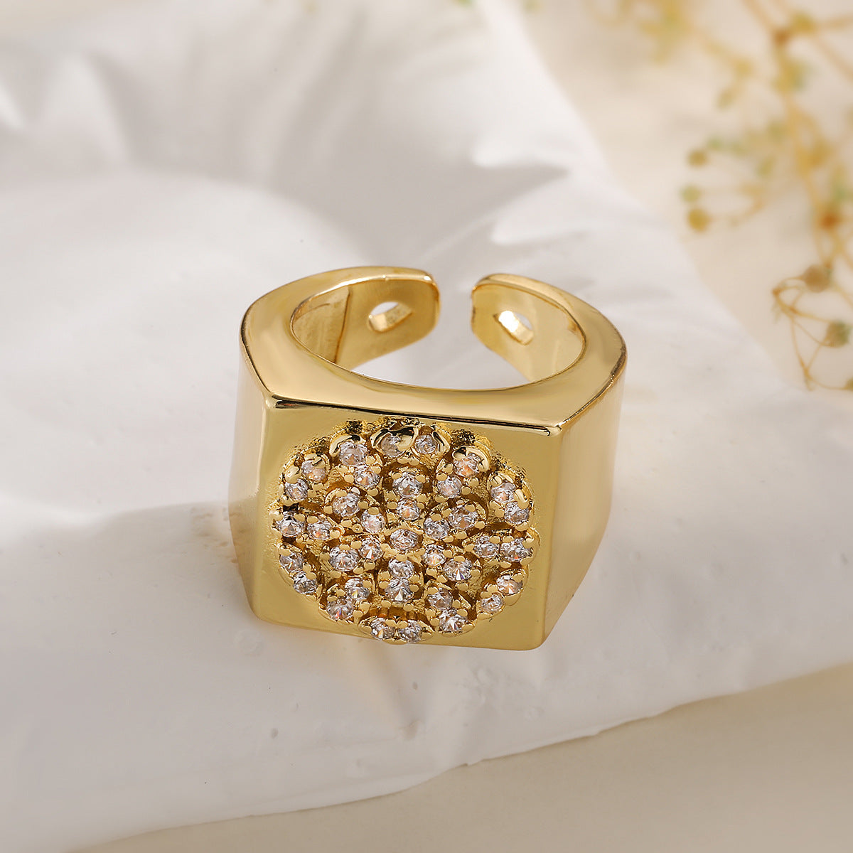 Fashionable Geometric Copper Ring with 18K Gold Plating and Zircon Inlay for Women