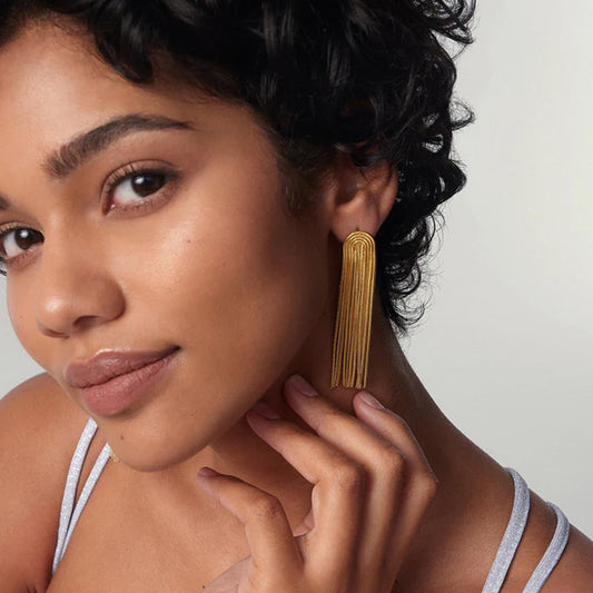 Orecchini Pendenti Lunghi Geometrici in Acciaio al Titanio Placcato Oro 18K, con Catena in Acciaio Inossidabile e Dettagli a Nappa per Donna
