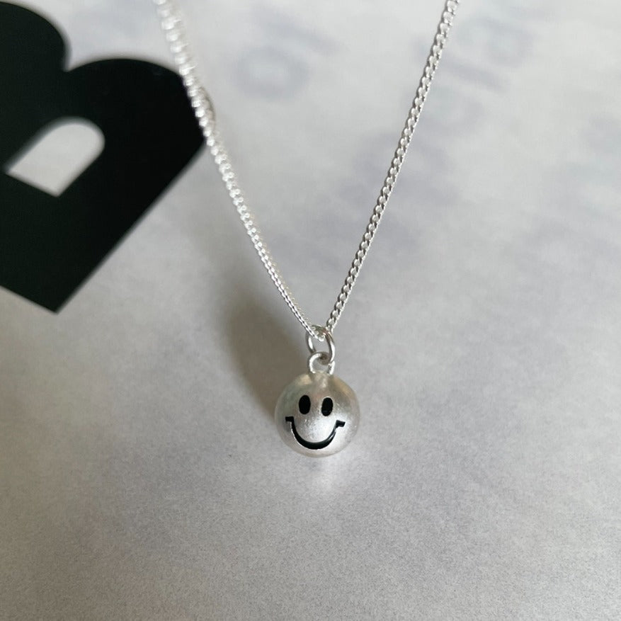 Collana con ciondolo Smiley Face da donna in argento sterling 925 con catena di perline, stile minimalista fresco e dolce