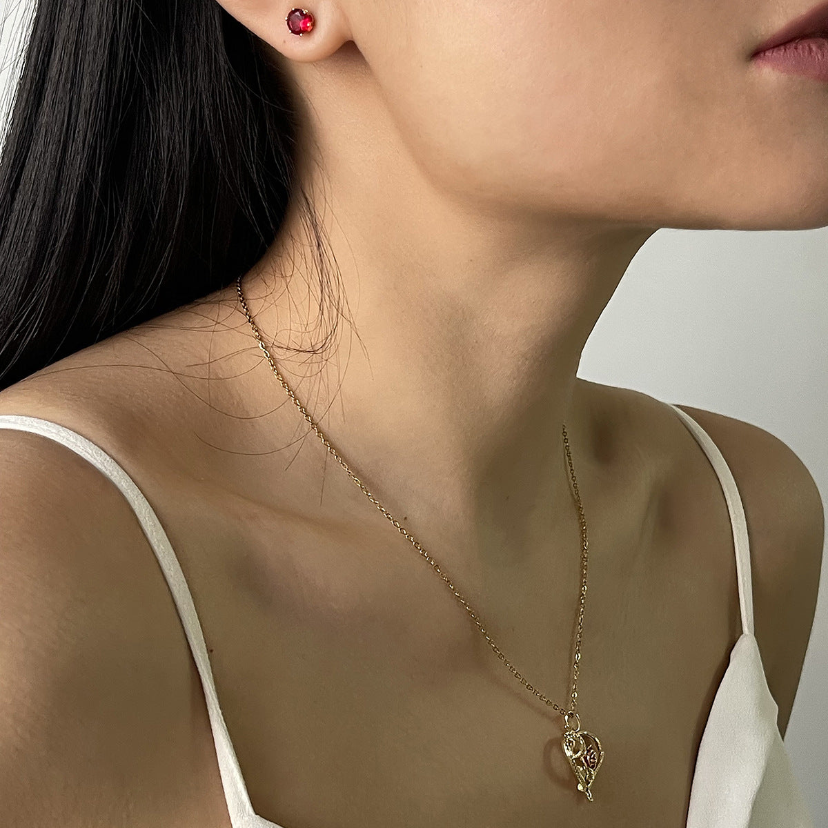 Collana con ciondolo a forma di cuore minimalista in rame e zirconi per donna