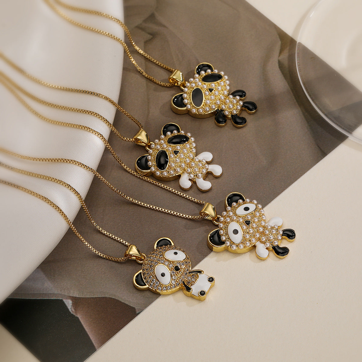 Graziosa Collana con Ciondolo a Forma di Orso Minimalista in Rame, Placcata Oro Vero con Intarsi in Perle e Zirconi, da Donna
