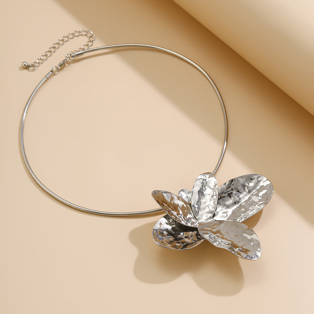 Collana Girocollo da Donna Minimalista Irregolare a Forma di Petalo in Lega con Finitura Metallica Galvanizzata e Ciondolo Floreale 3D