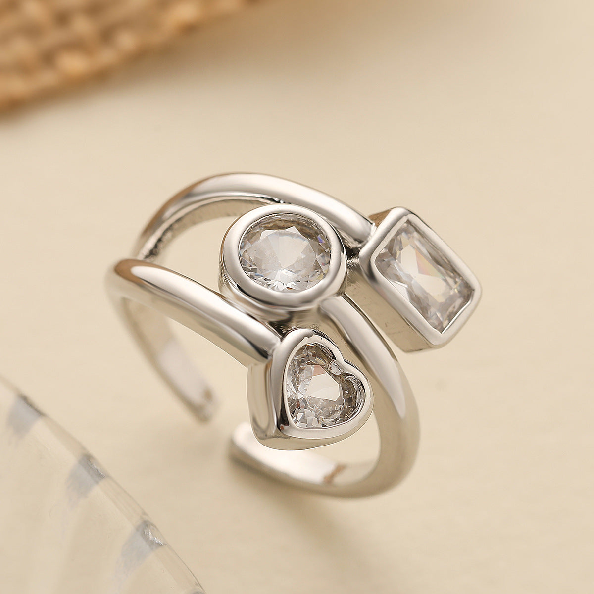 Anello aperto geometrico minimalista in rame con placcatura in vero oro e intarsio di zirconi per donna