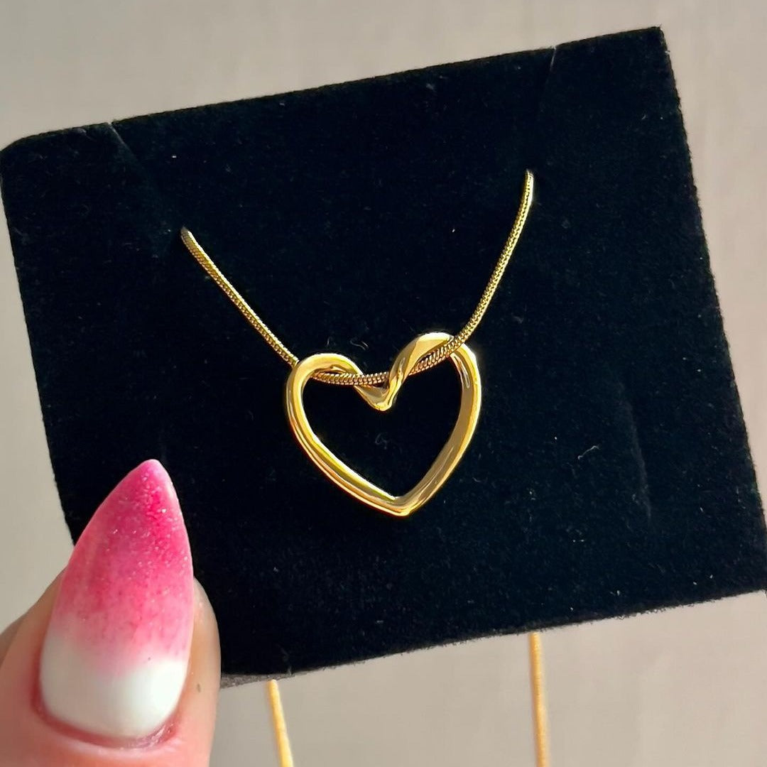 Collar minimalista con colgante de corazón hueco para mujer de acero de titanio con acabado chapado en cadena de serpiente