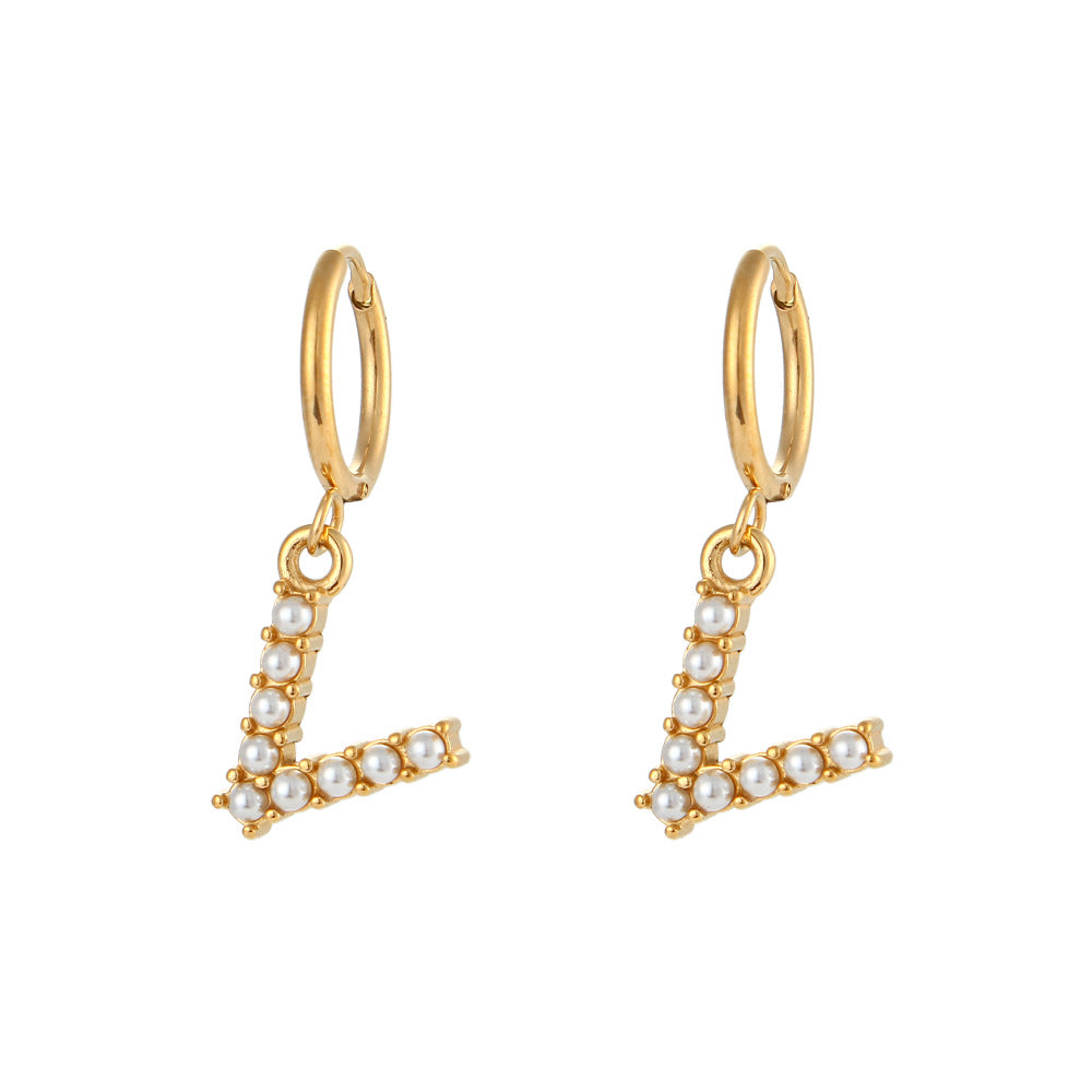 Orecchini a perno a forma di lettera dal design minimalista per donna in acciaio inossidabile con placcatura in oro 18 carati e dettagli in perle