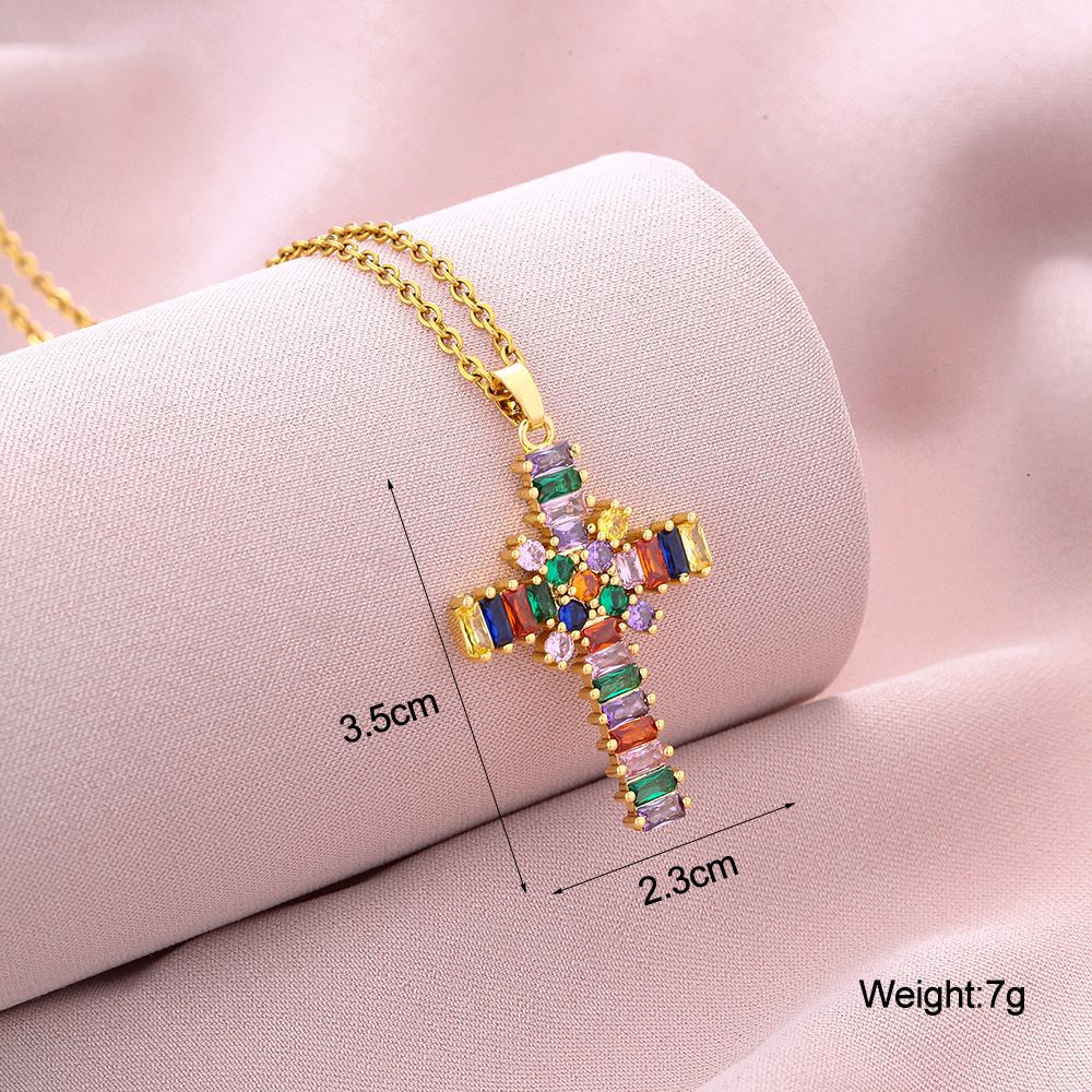 Collana pendente a croce minimalista da donna in rame con placcatura in oro e cristalli di zircone colorati su catena piatta a croce