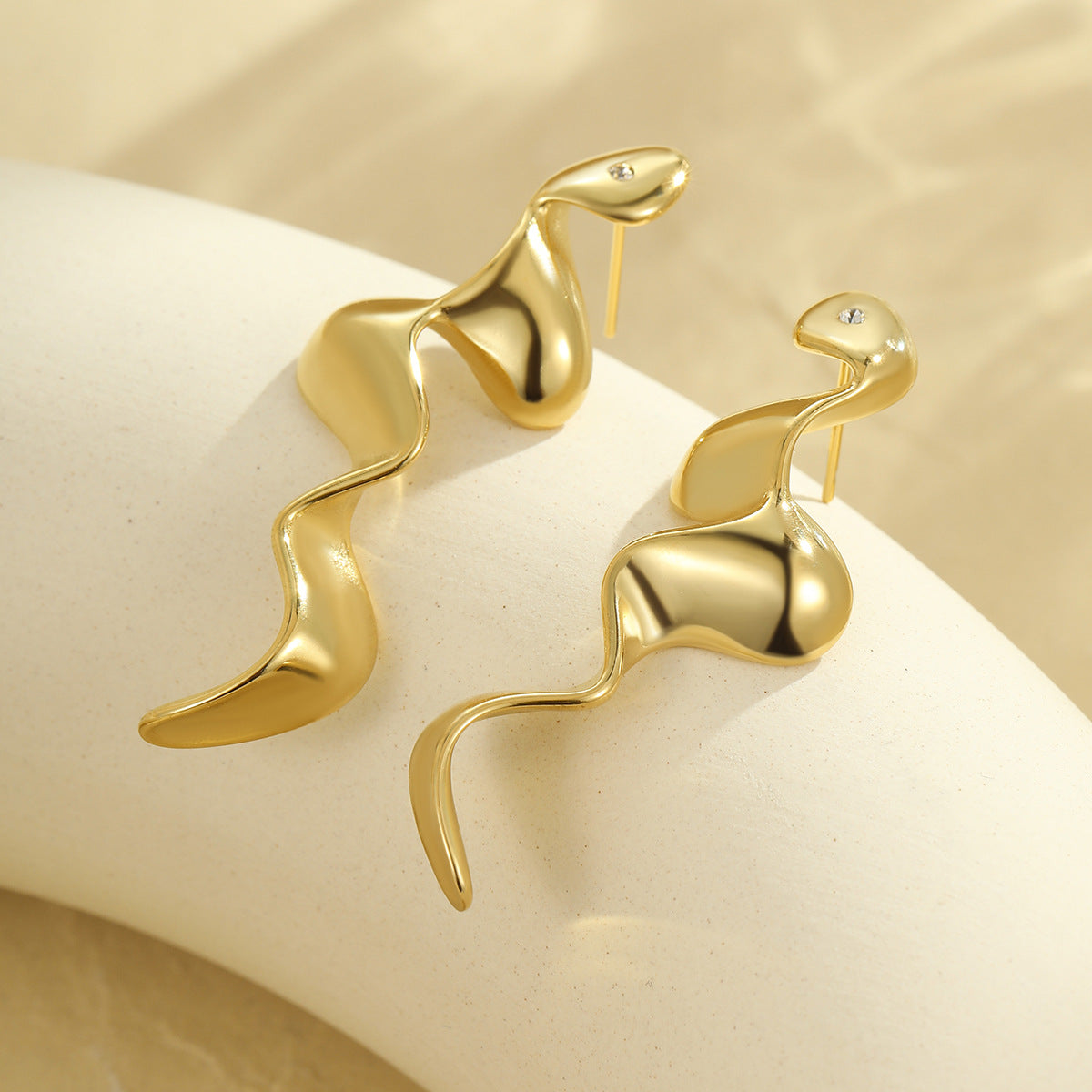 Orecchini da donna in acciaio inossidabile placcato oro 18 carati a forma di serpente geometrico, stile minimalista