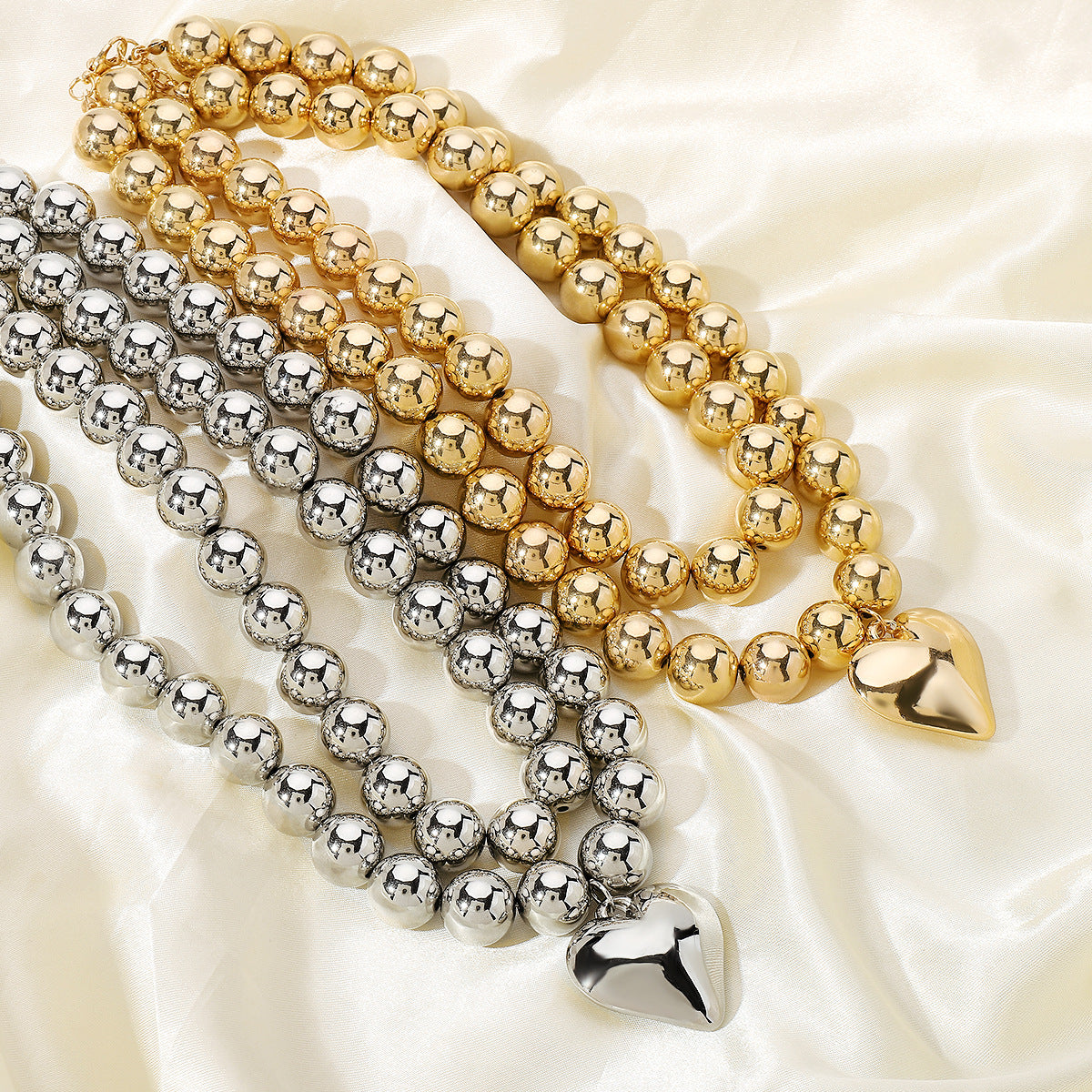 Collana da donna esagerata in stile Cyberpunk con perline geometriche a strati e ciondolo a cuore