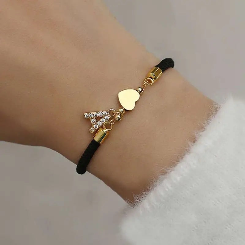 Pulsera minimalista de circonita cúbica con corazón de letra chapada en latón y cordón ajustable