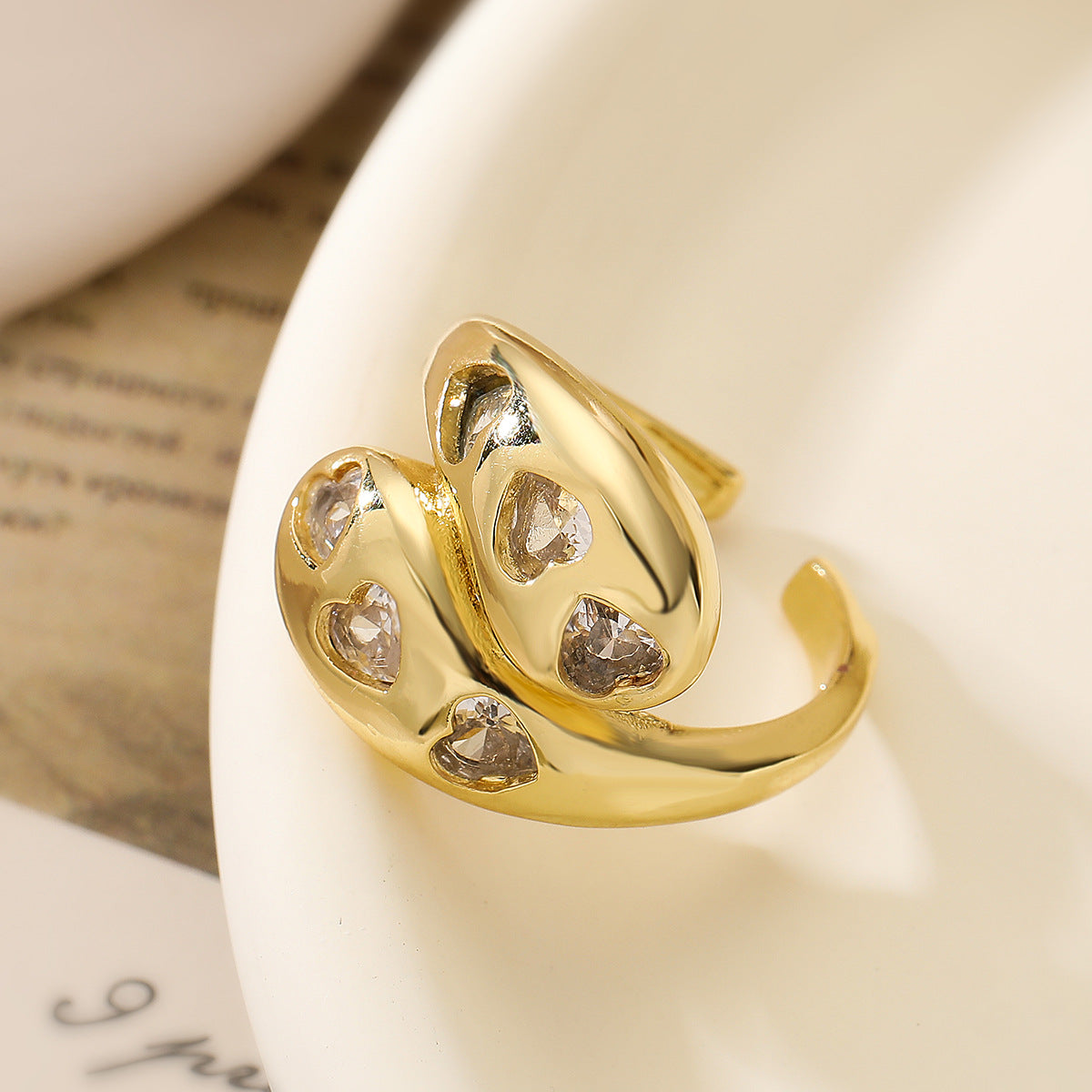 Anello Minimalista a Cuore Aperto Geometrico da Donna in Rame con Placcatura in Oro e Intarsi in Zirconi