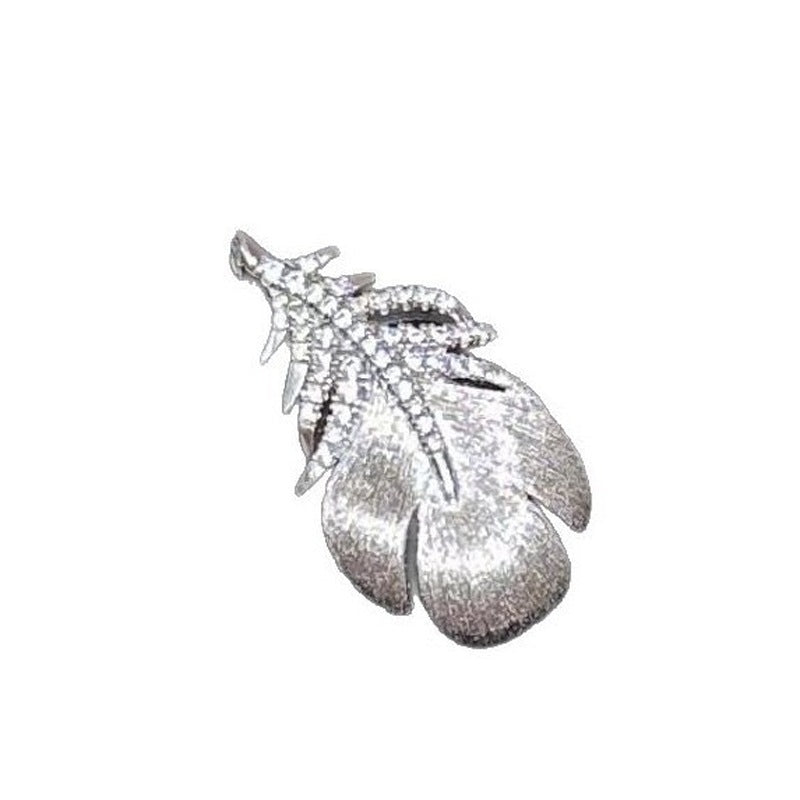 Broche de moda con forma de pluma en cobre chapado en oro con incrustaciones de circonita para mujer, elegante accesorio para la oficina
