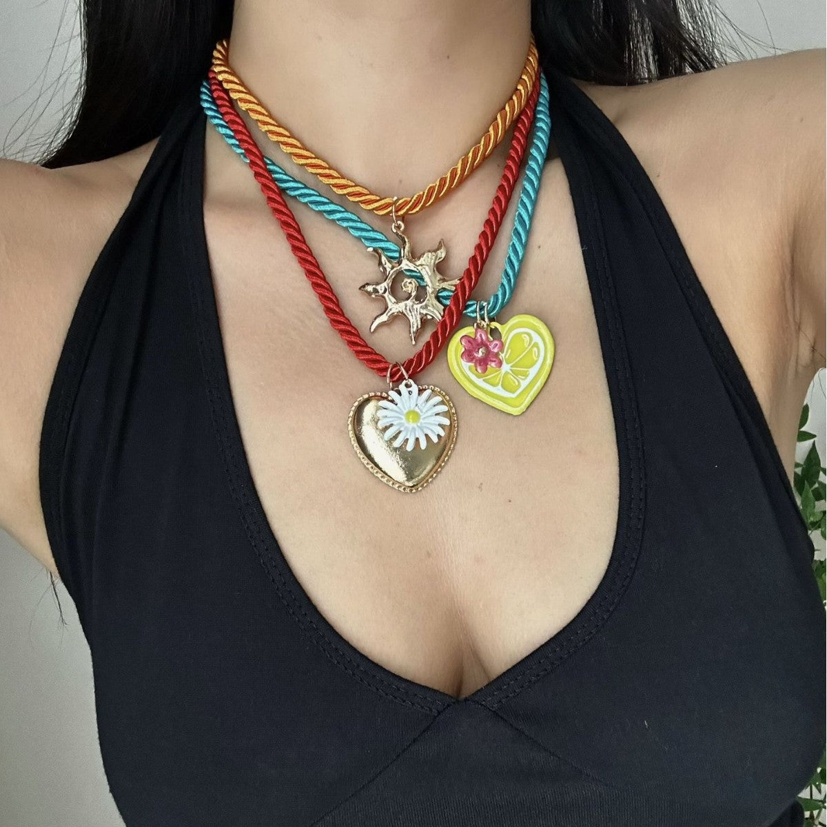 Collana Pendente Cuore Corda Colorata Casual con Margheritina e Sole per Donna