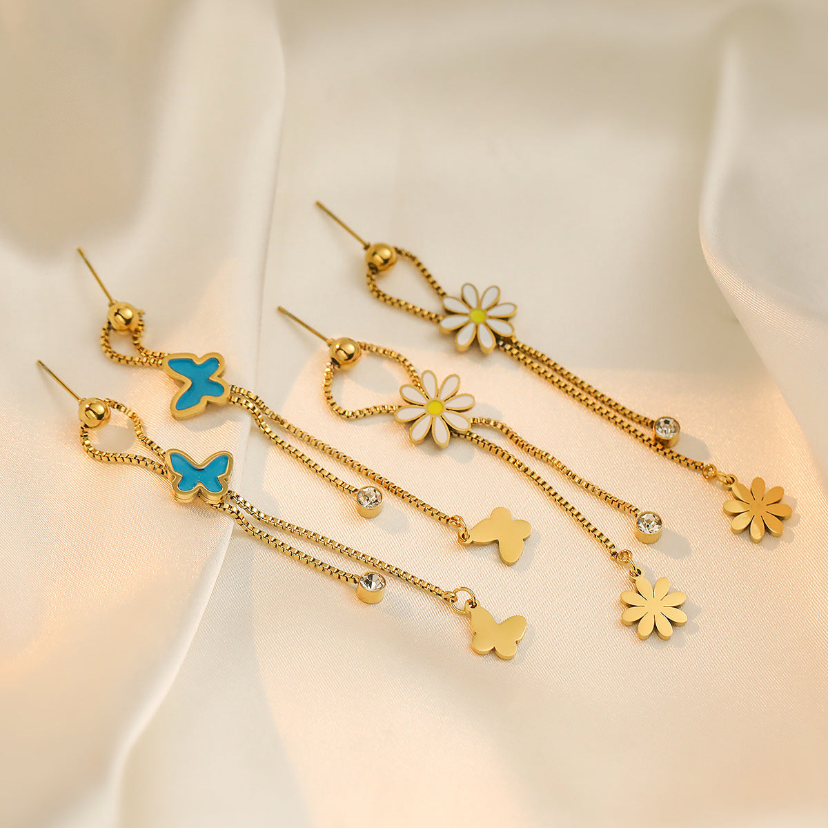 Orecchini Minimalisti in Acciaio al Titanio a Forma di Farfalla con Placcatura in Oro 18K e Dettagli Floreali Smaltati