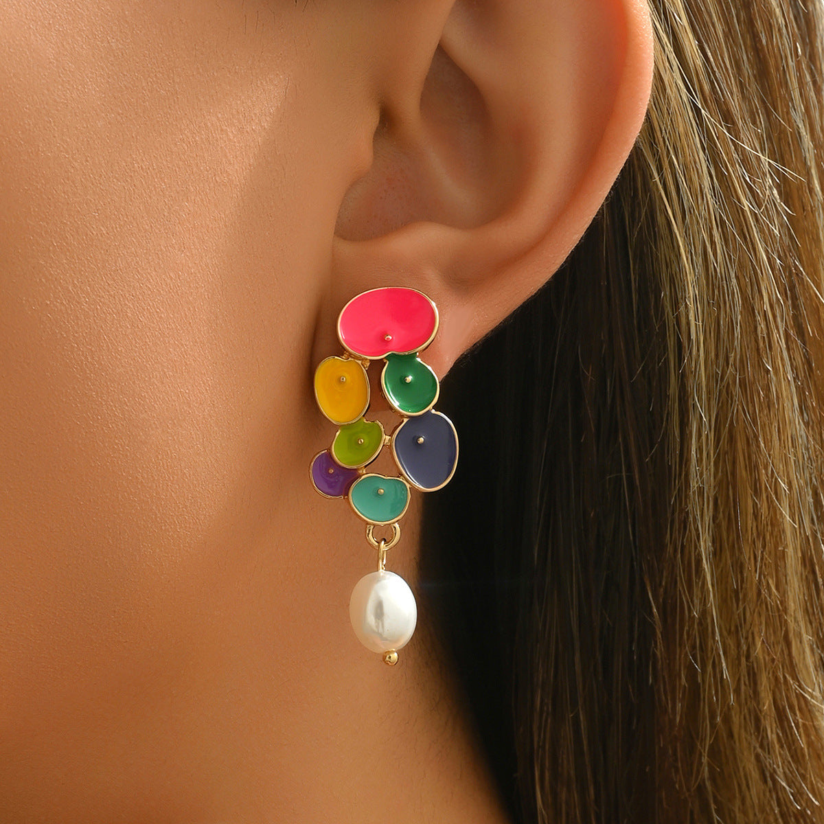 Orecchini a forma di fiore alla moda in rame con intarsio di perle per donne, design a petalo smaltato, perno in acciaio inossidabile