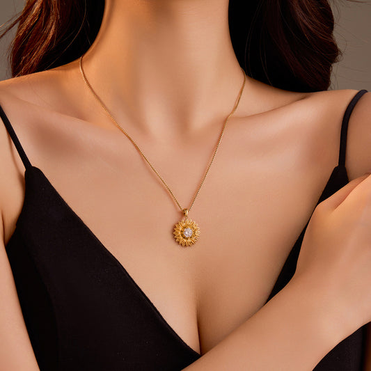 Elegante collar con colgante de girasol de acero inoxidable para mujer con incrustaciones de diamantes de imitación y baño de oro en cadena de serpiente